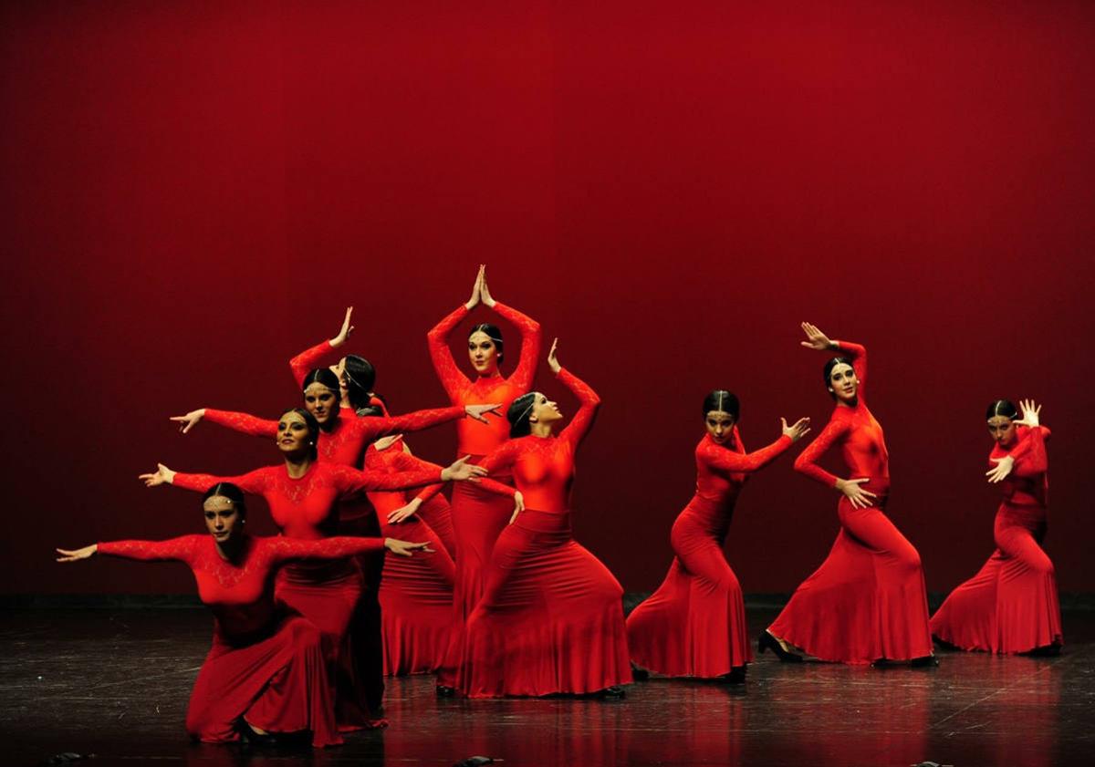 Imagen principal - Arriba, Danzarte en el III Certamen Nacional Danza Orbe, abajo El Twanguero y a su lado, Marta Jiménez Serrano.