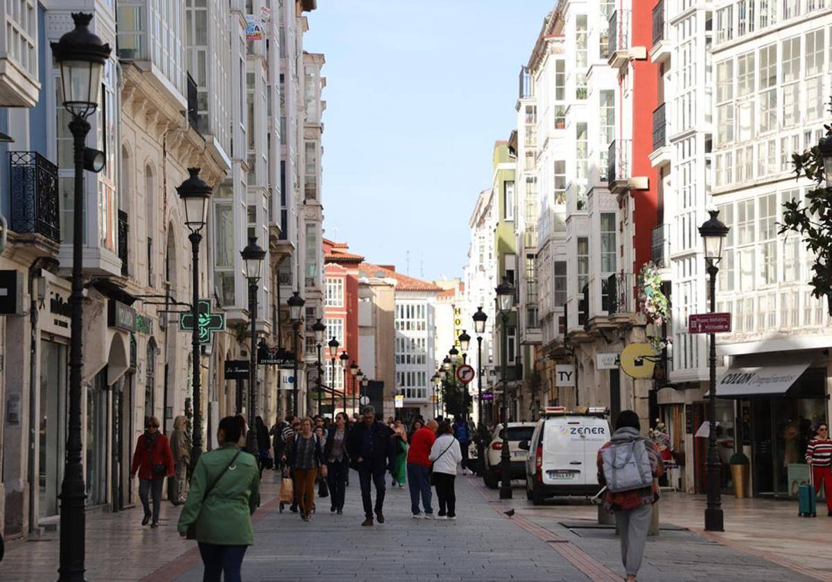 Gente paseando por el centro de Burgos