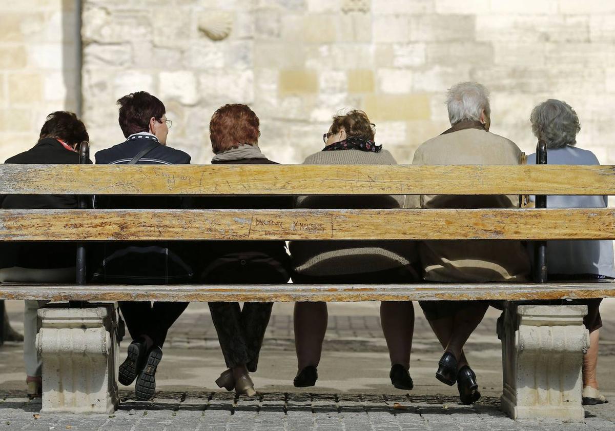 Un grupo de mujeres en un banco de Burgos.