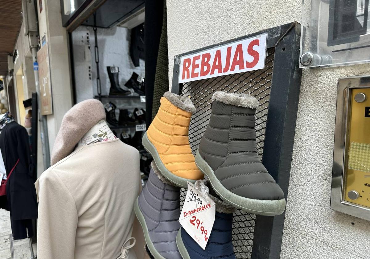 Rebajas en un comercio de la calle La Moneda de Burgos