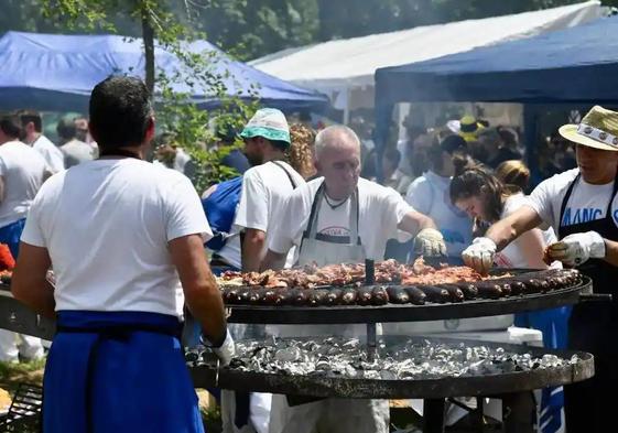 Socios de una peña el Día del Parral preparando las viandas.