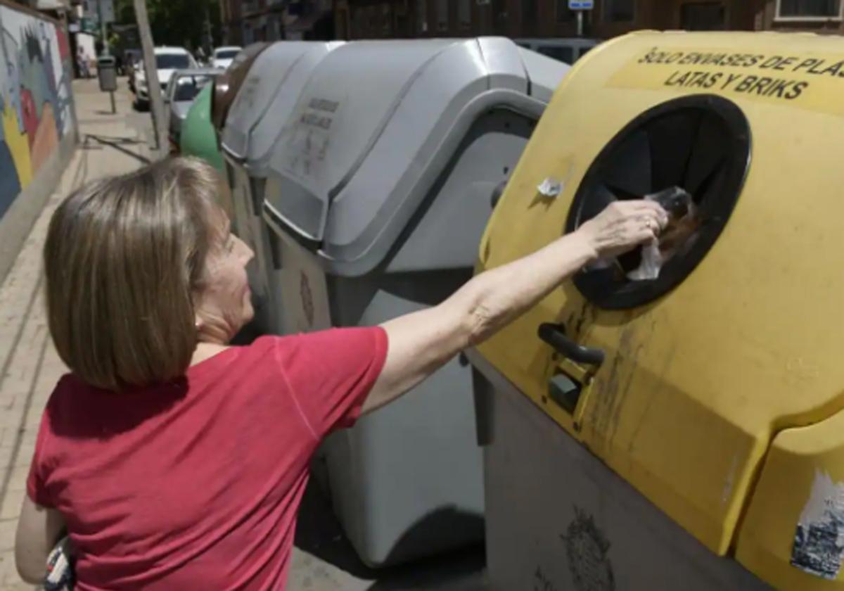 Premios sostenibles por reciclar latas y botellas de plástico