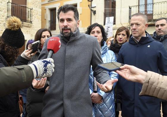 Luis Tudanca, secretario general del PSOE en Castilla y León, en la localidad burgalesa de Trespaderne.