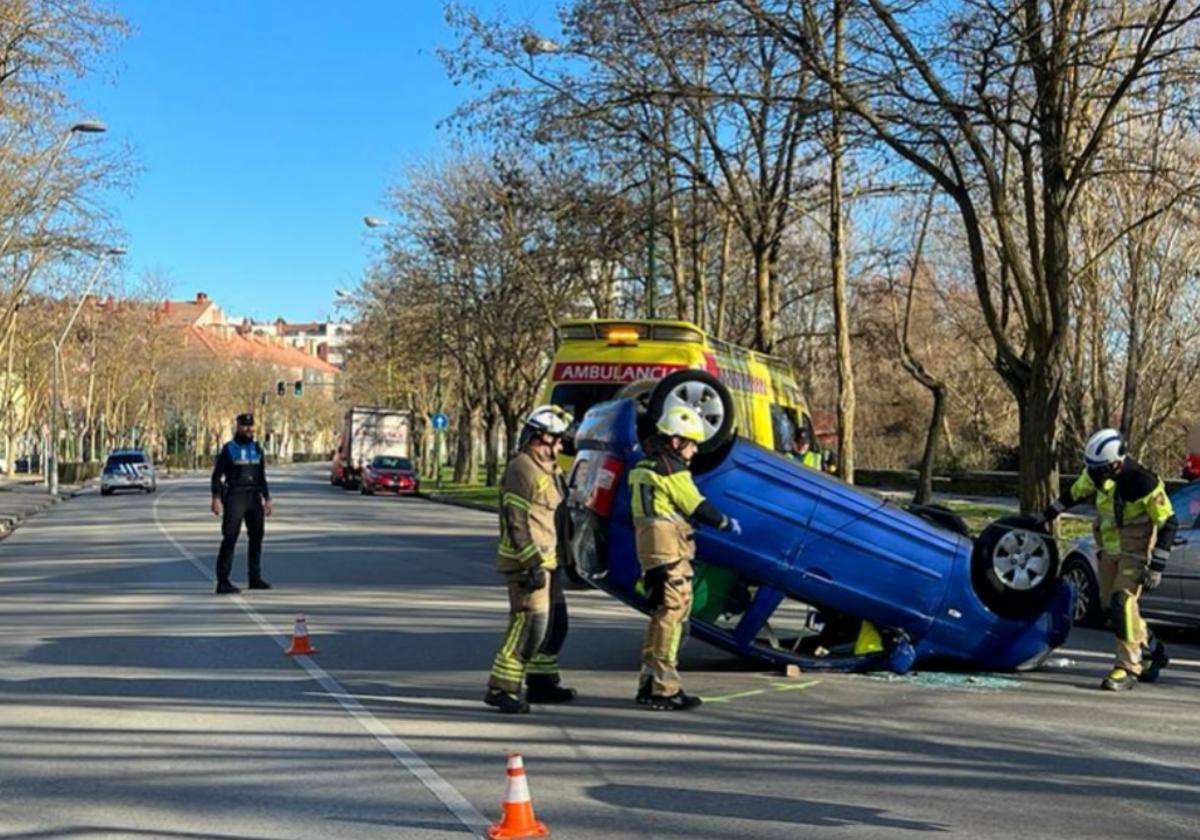 Los Bomberos trabajan en el lugar del accidente.