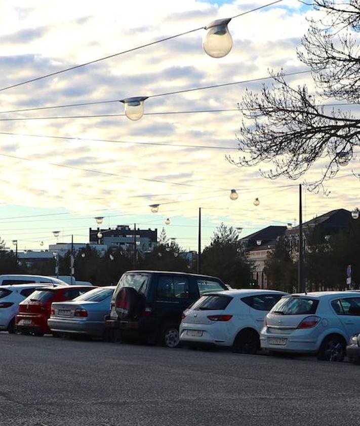 Imagen secundaria 2 - Frente al colegio hay un aparcamiento en superficie. 