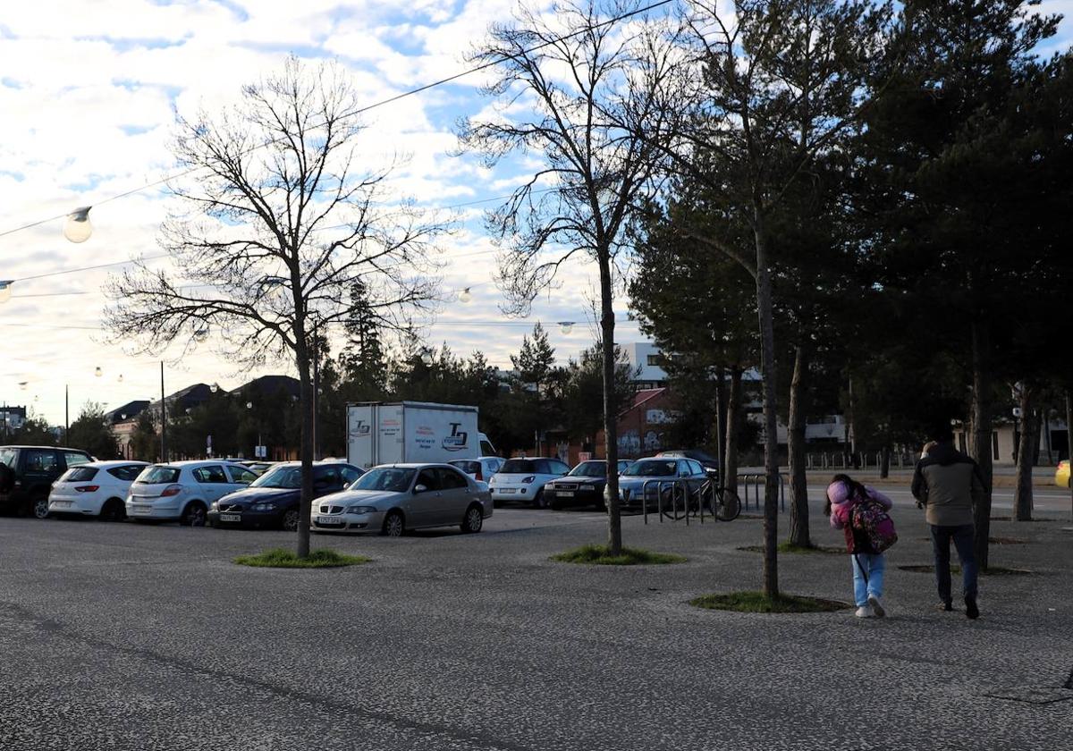 En la actualidad hay un aparcamiento de unas 185 plazas cerca del colegio y la escuela infantil.