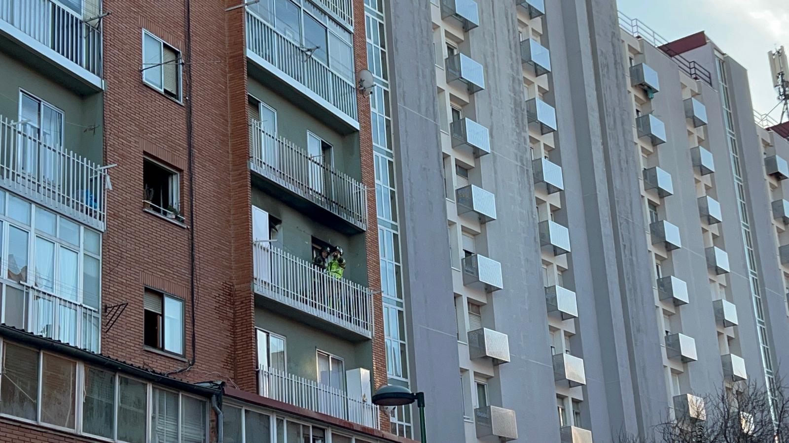 Bomberos en el balcón de la vivienda afectada por el incendio.