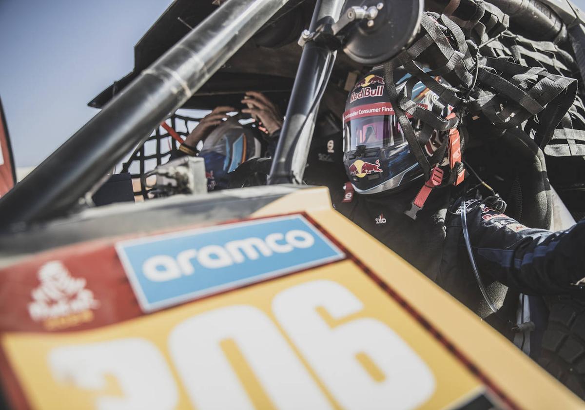 Imagen principal - Cristina Gutiérrez en la última etapa del Dakar. 