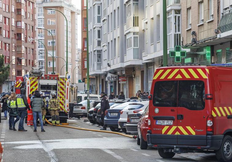 Bomeros, policías y vecinos a las puertas del edificio en el que ha ocurrido el suceso.