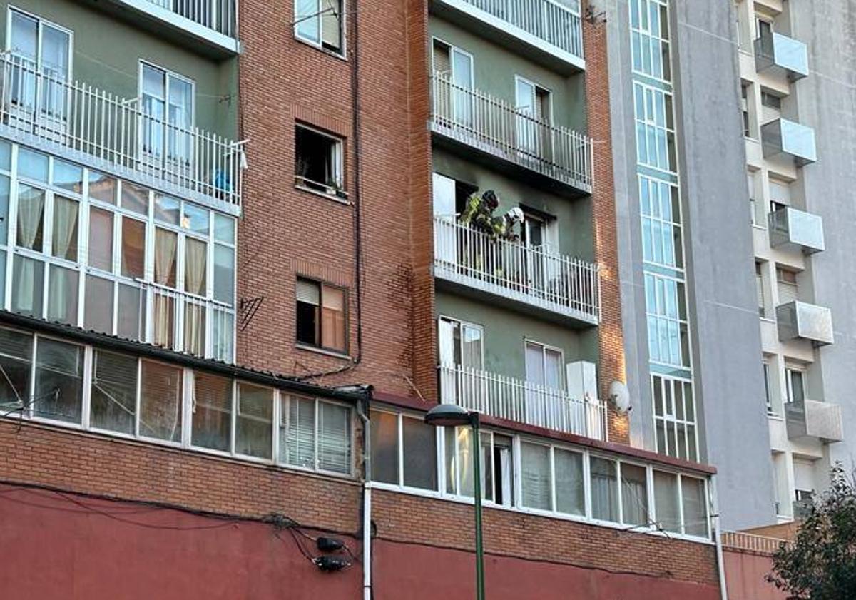 Imagen principal - Traseras del edificio desde cuya ventana se ha descolgado la cuidadora huyendo del incendio.