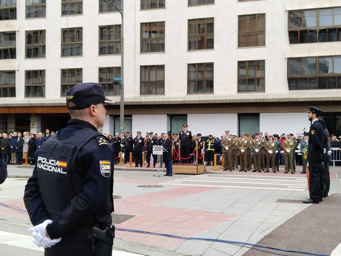 El izado de bandera en Burgos por el bicentenario de la Policía Nacional, en imágenes