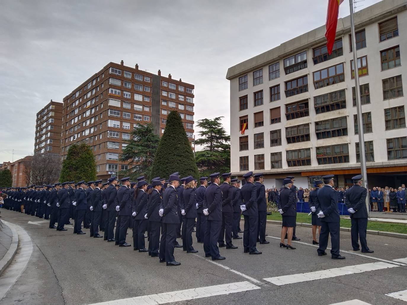 El izado de bandera en Burgos por el bicentenario de la Policía Nacional, en imágenes