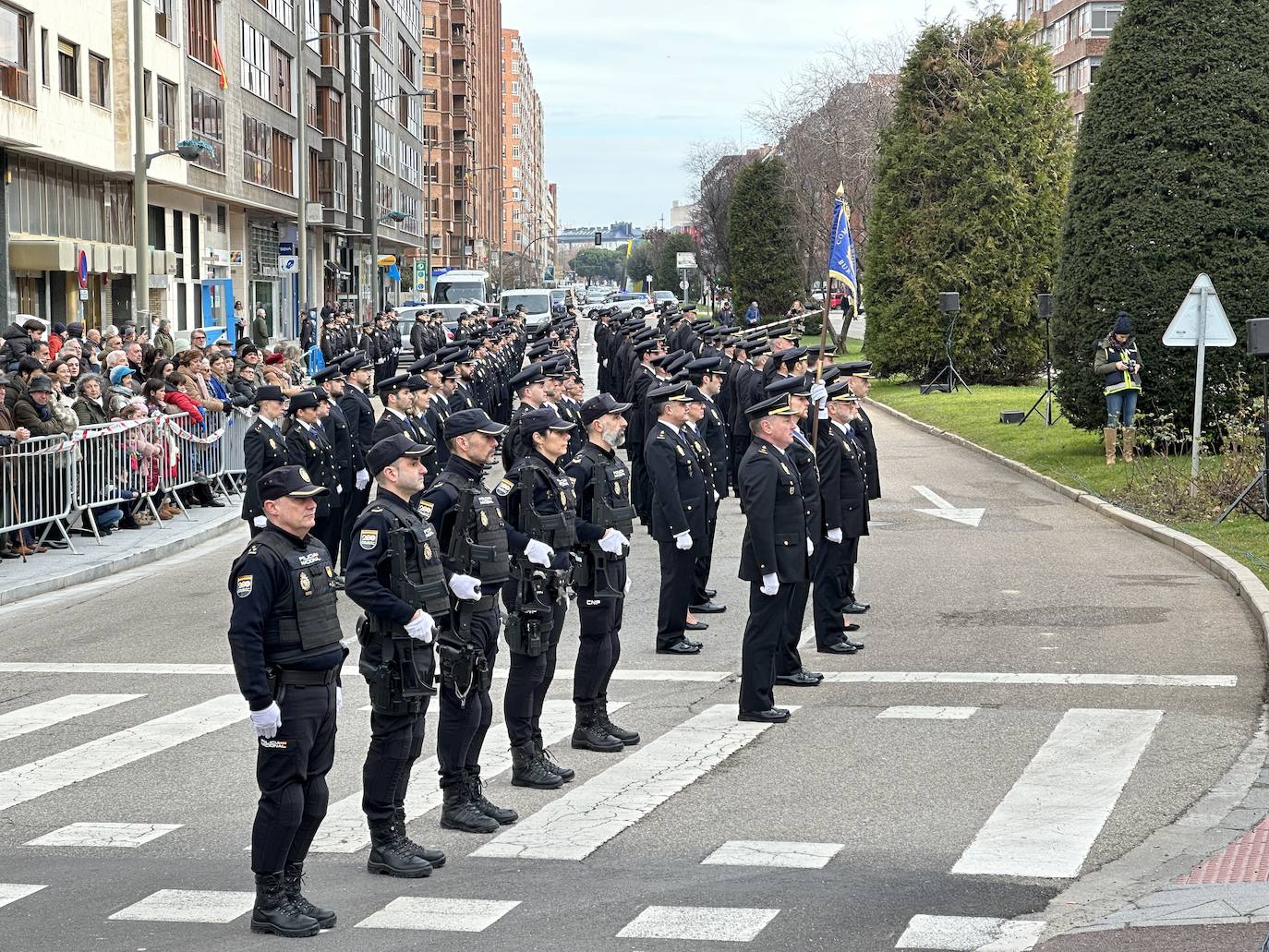 El izado de bandera en Burgos por el bicentenario de la Policía Nacional, en imágenes