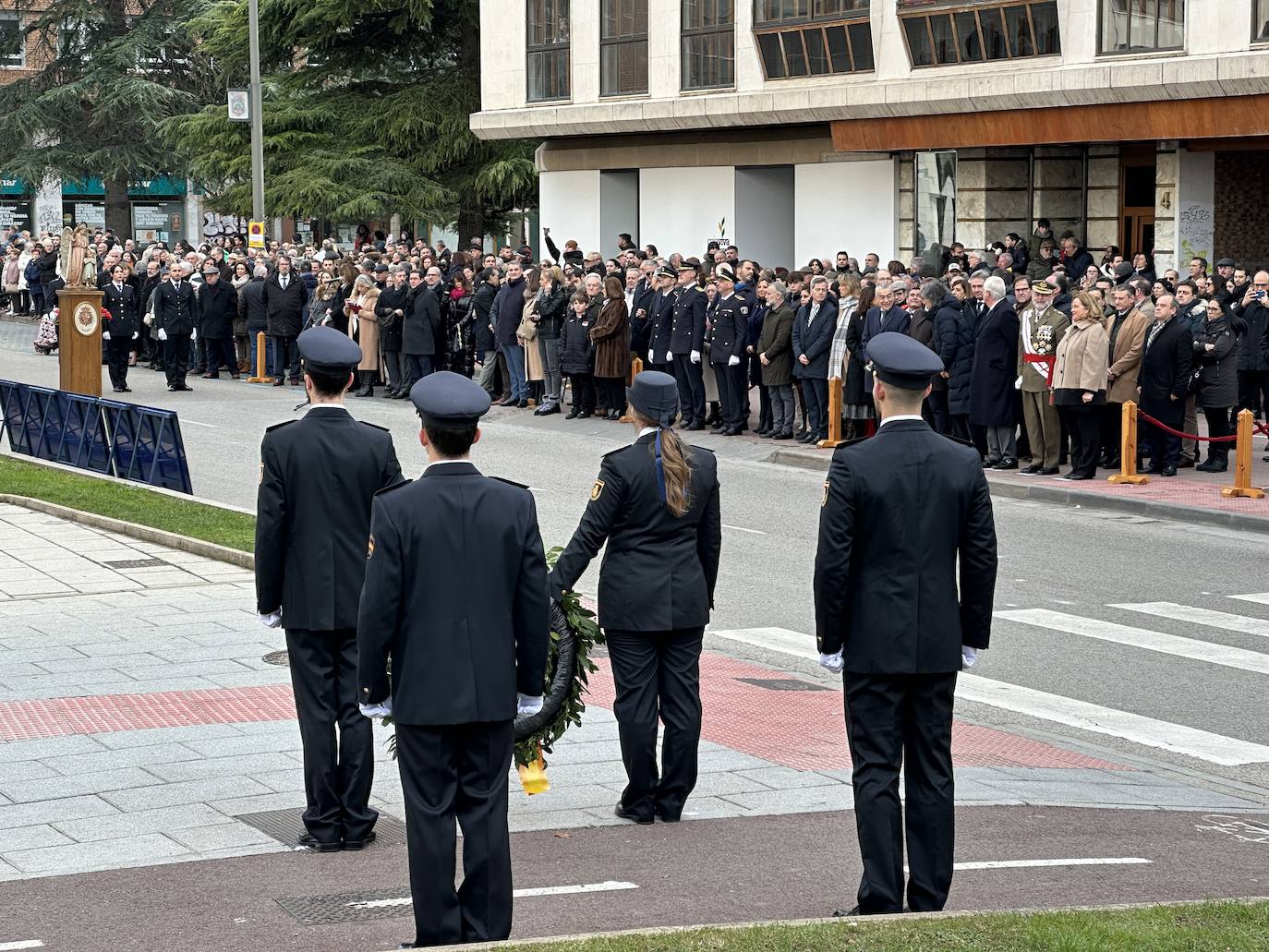 El izado de bandera en Burgos por el bicentenario de la Policía Nacional, en imágenes