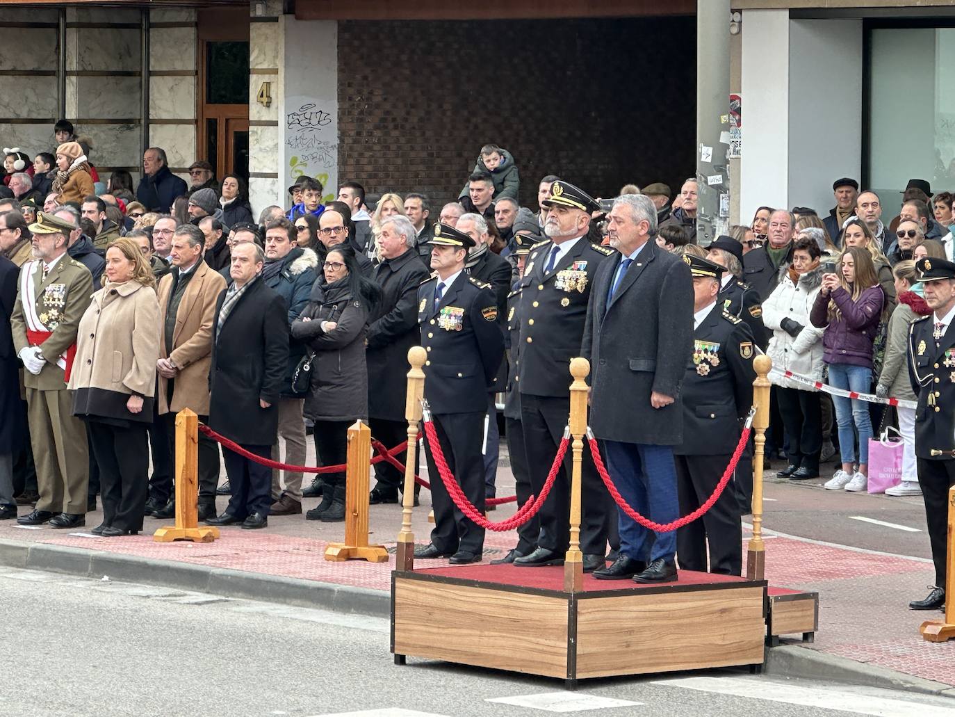 El izado de bandera en Burgos por el bicentenario de la Policía Nacional, en imágenes