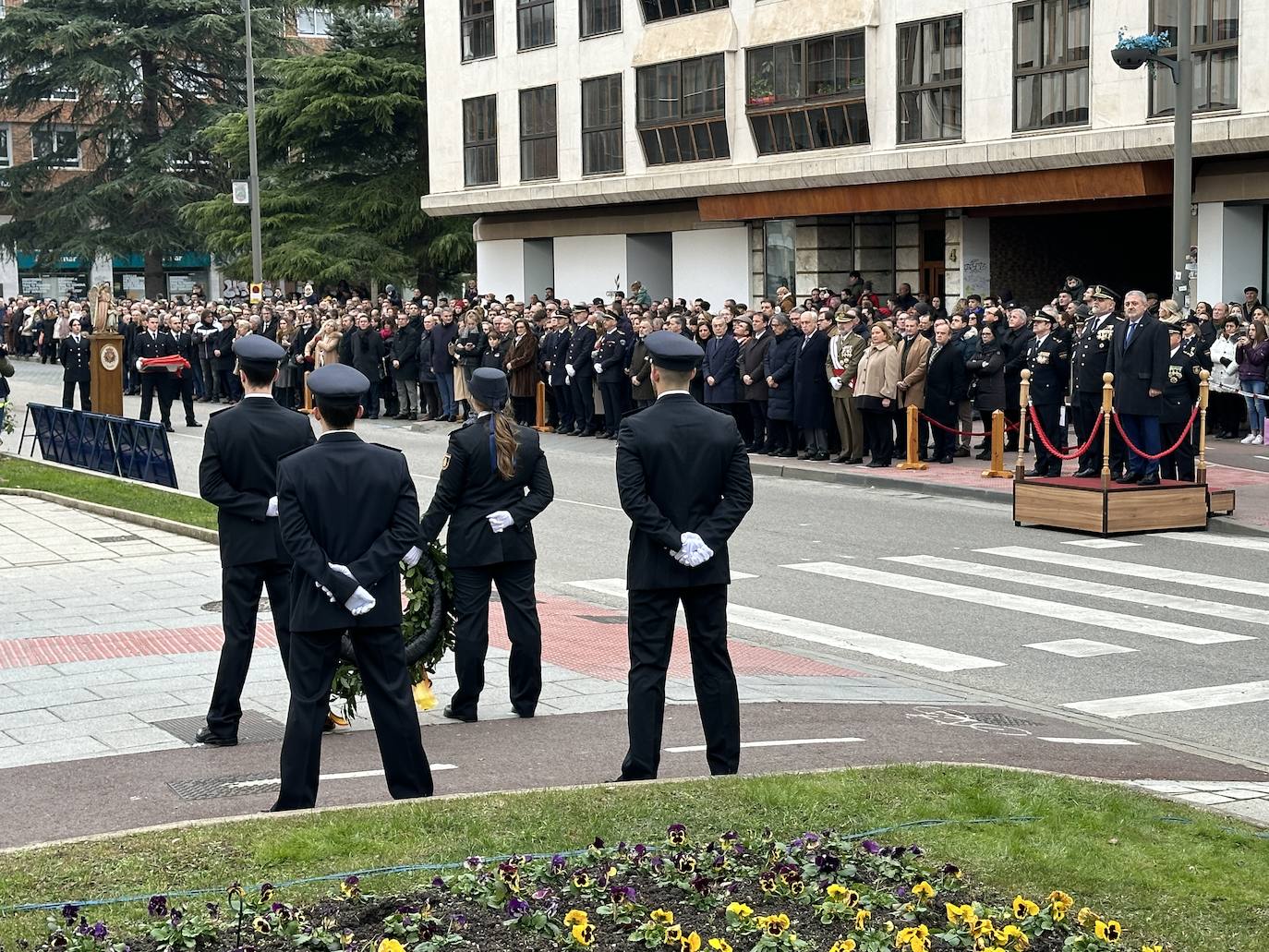 El izado de bandera en Burgos por el bicentenario de la Policía Nacional, en imágenes