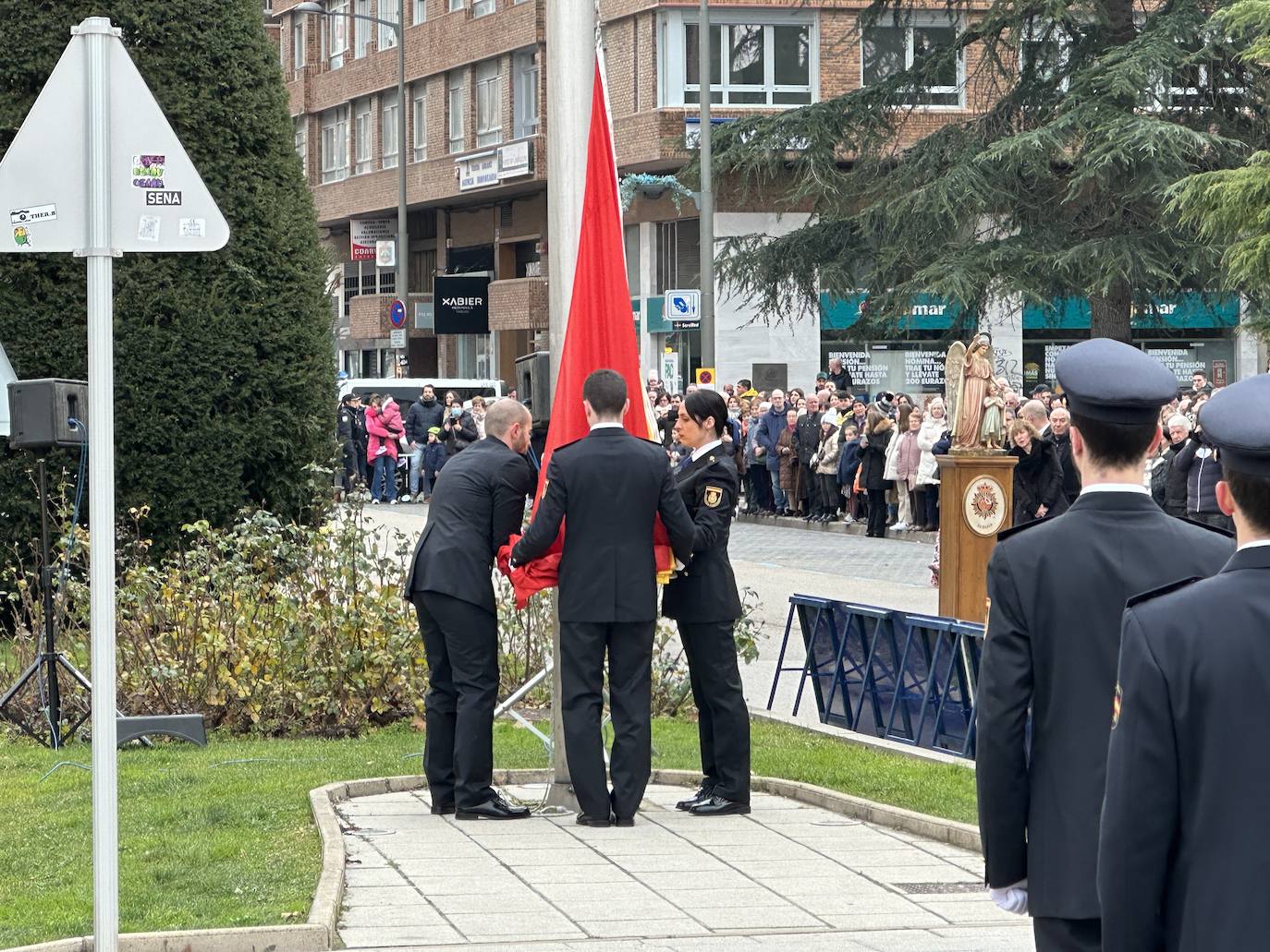 El izado de bandera en Burgos por el bicentenario de la Policía Nacional, en imágenes