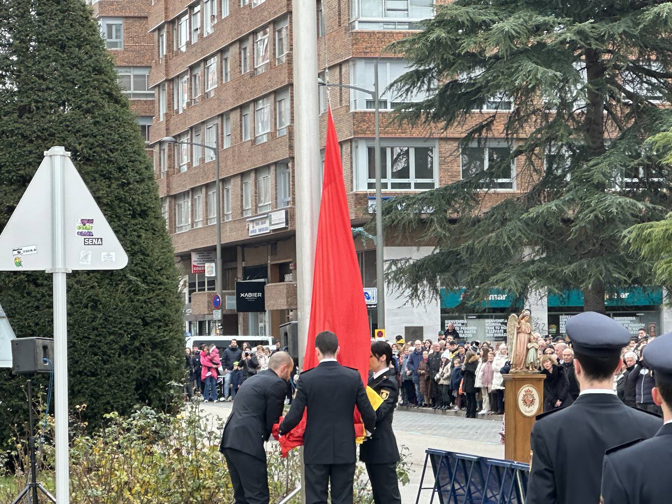 El izado de bandera en Burgos por el bicentenario de la Policía Nacional, en imágenes