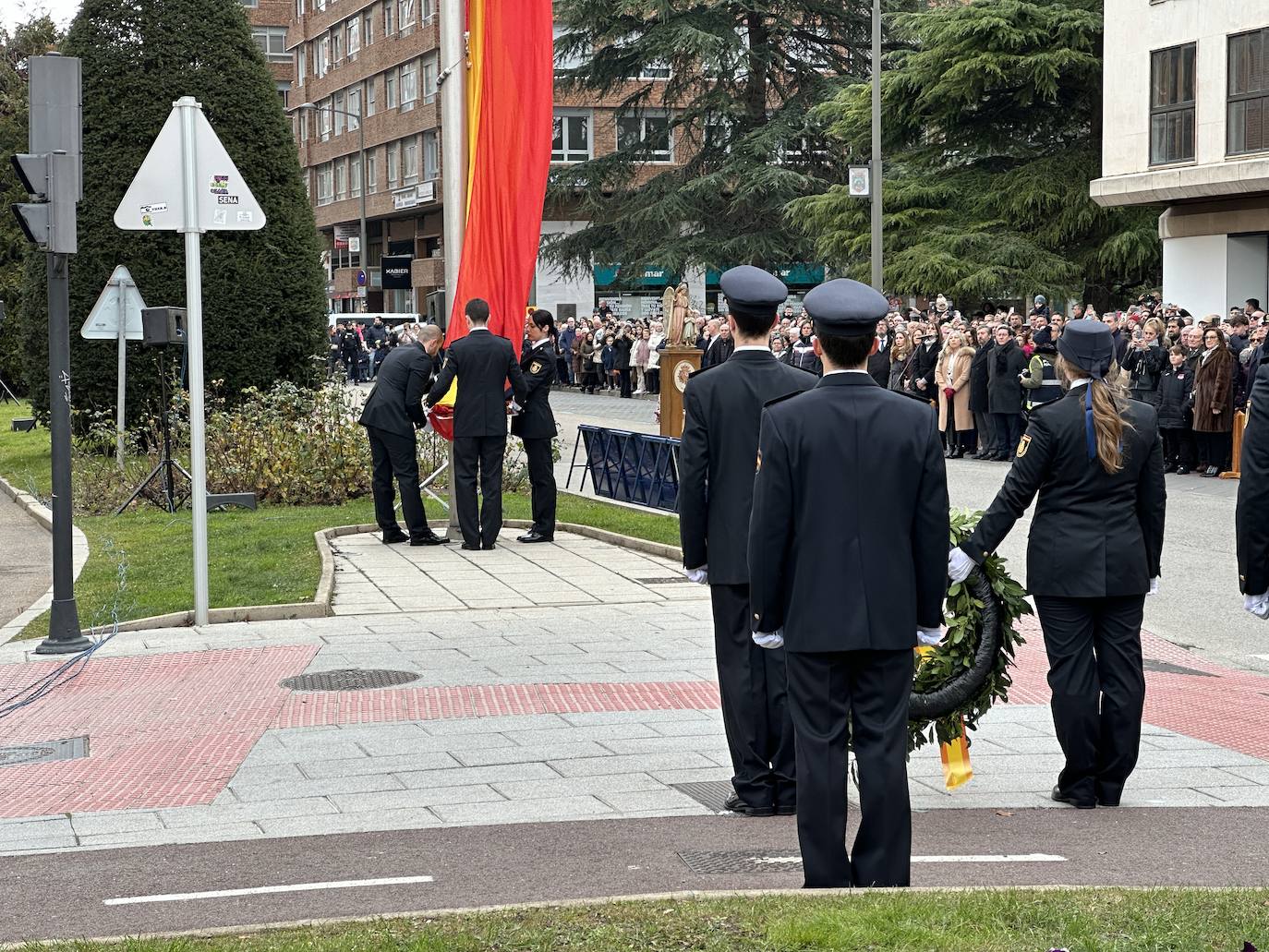 El izado de bandera en Burgos por el bicentenario de la Policía Nacional, en imágenes