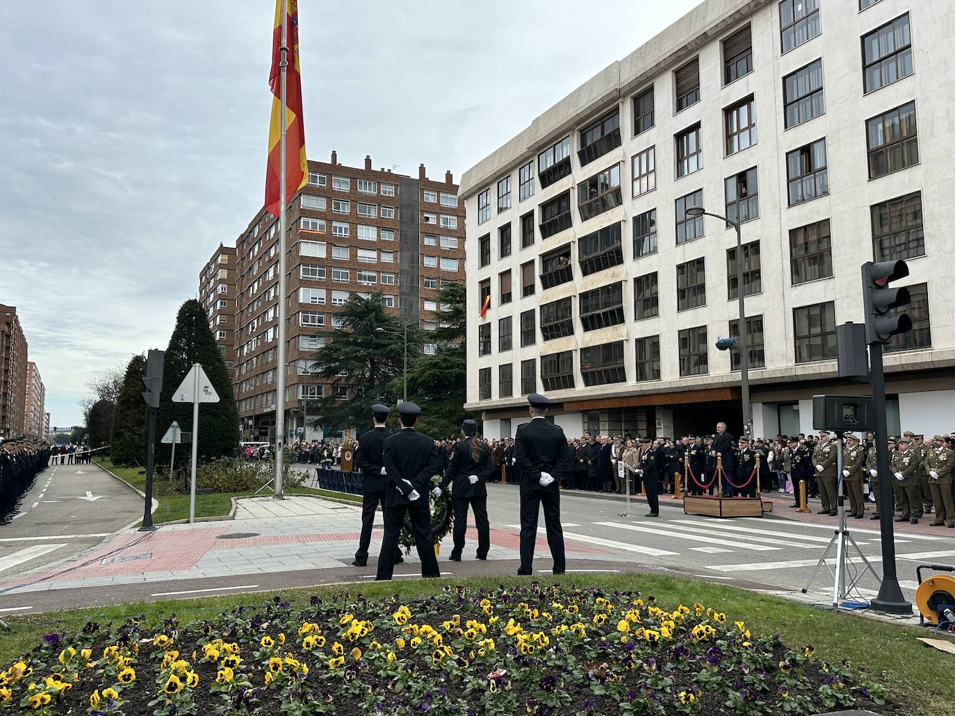 El izado de bandera en Burgos por el bicentenario de la Policía Nacional, en imágenes