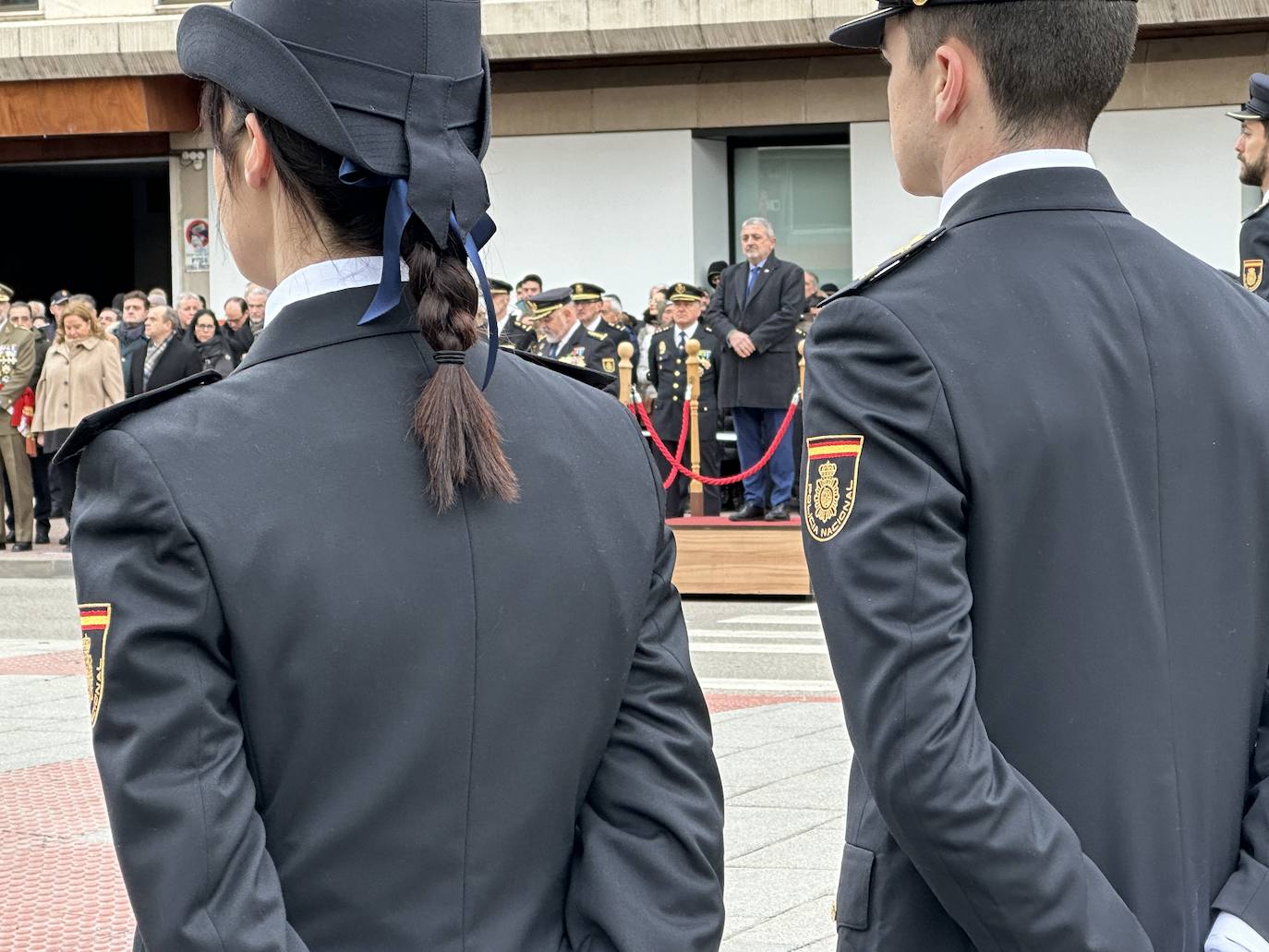 El izado de bandera en Burgos por el bicentenario de la Policía Nacional, en imágenes