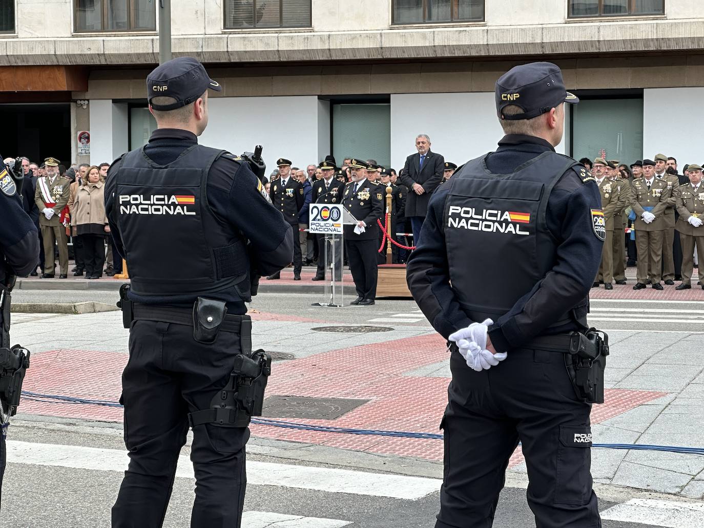 El izado de bandera en Burgos por el bicentenario de la Policía Nacional, en imágenes