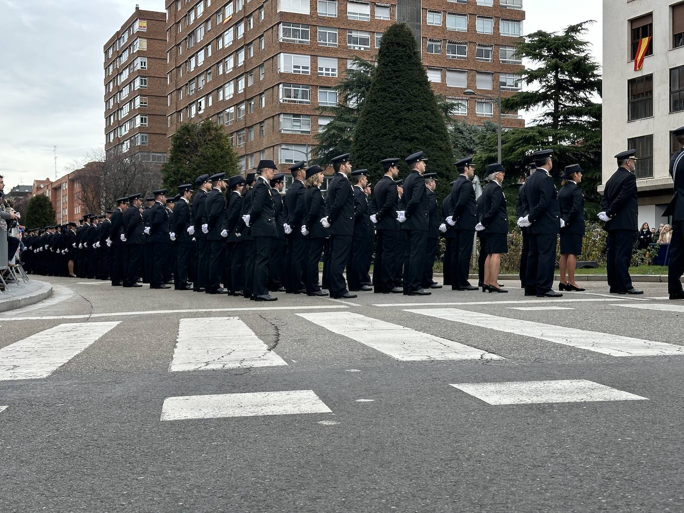 El izado de bandera en Burgos por el bicentenario de la Policía Nacional, en imágenes