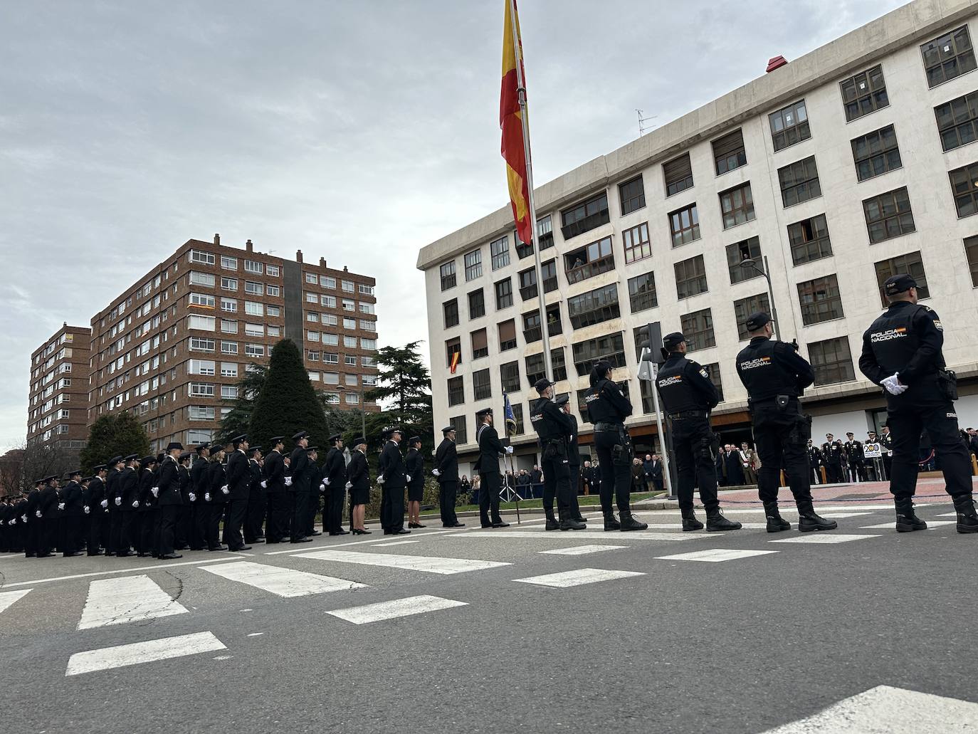 El izado de bandera en Burgos por el bicentenario de la Policía Nacional, en imágenes