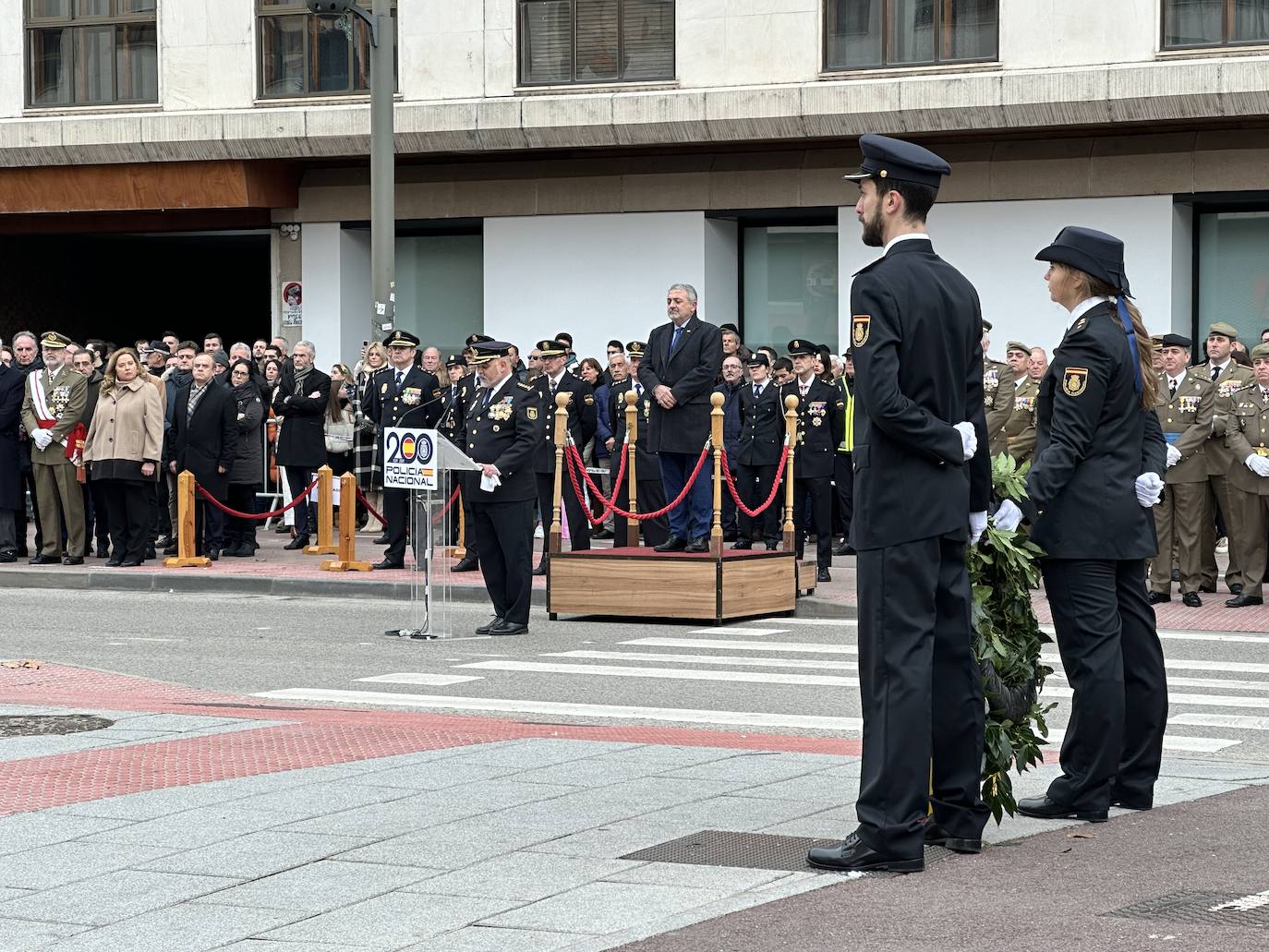 El izado de bandera en Burgos por el bicentenario de la Policía Nacional, en imágenes