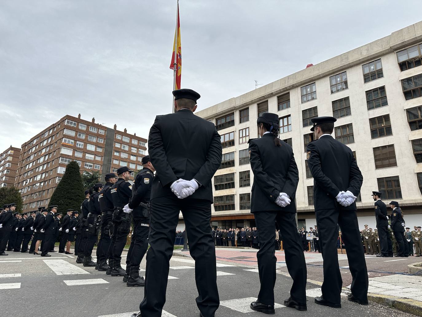 El izado de bandera en Burgos por el bicentenario de la Policía Nacional, en imágenes