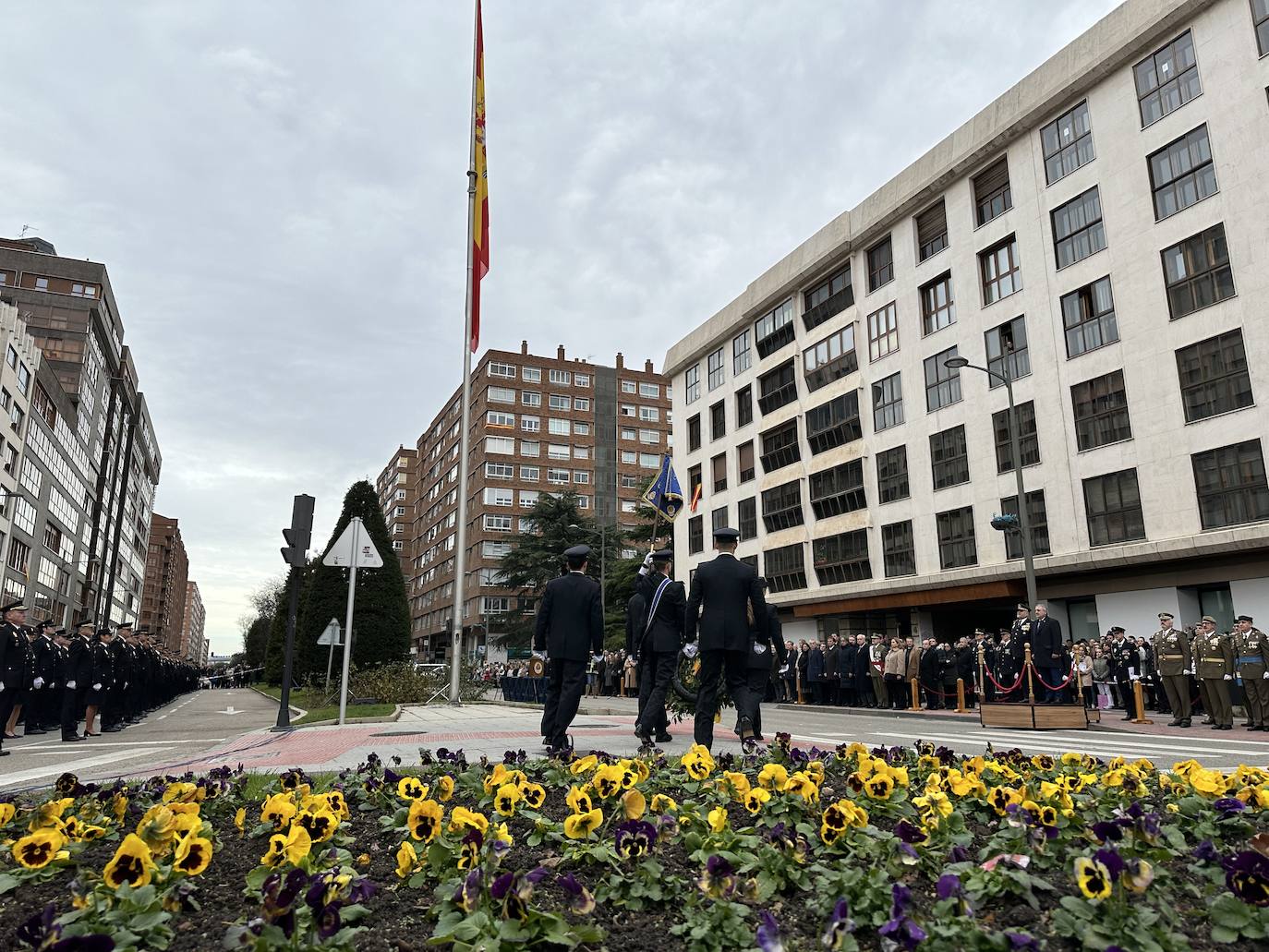 El izado de bandera en Burgos por el bicentenario de la Policía Nacional, en imágenes