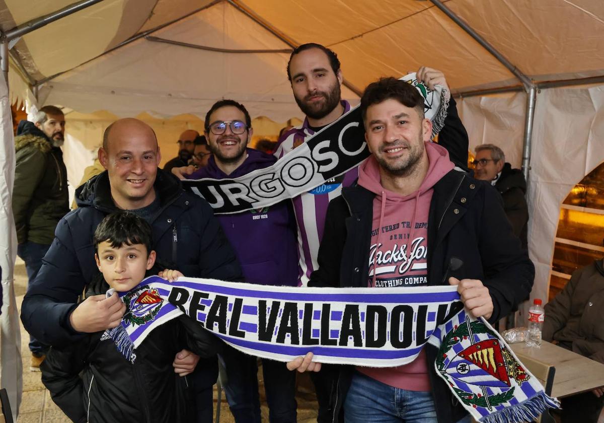 Aficionados del Burgos CF y el Real Valladolid posan con las bufandas del otro equipo en señal de respeto antes del derbi castellano