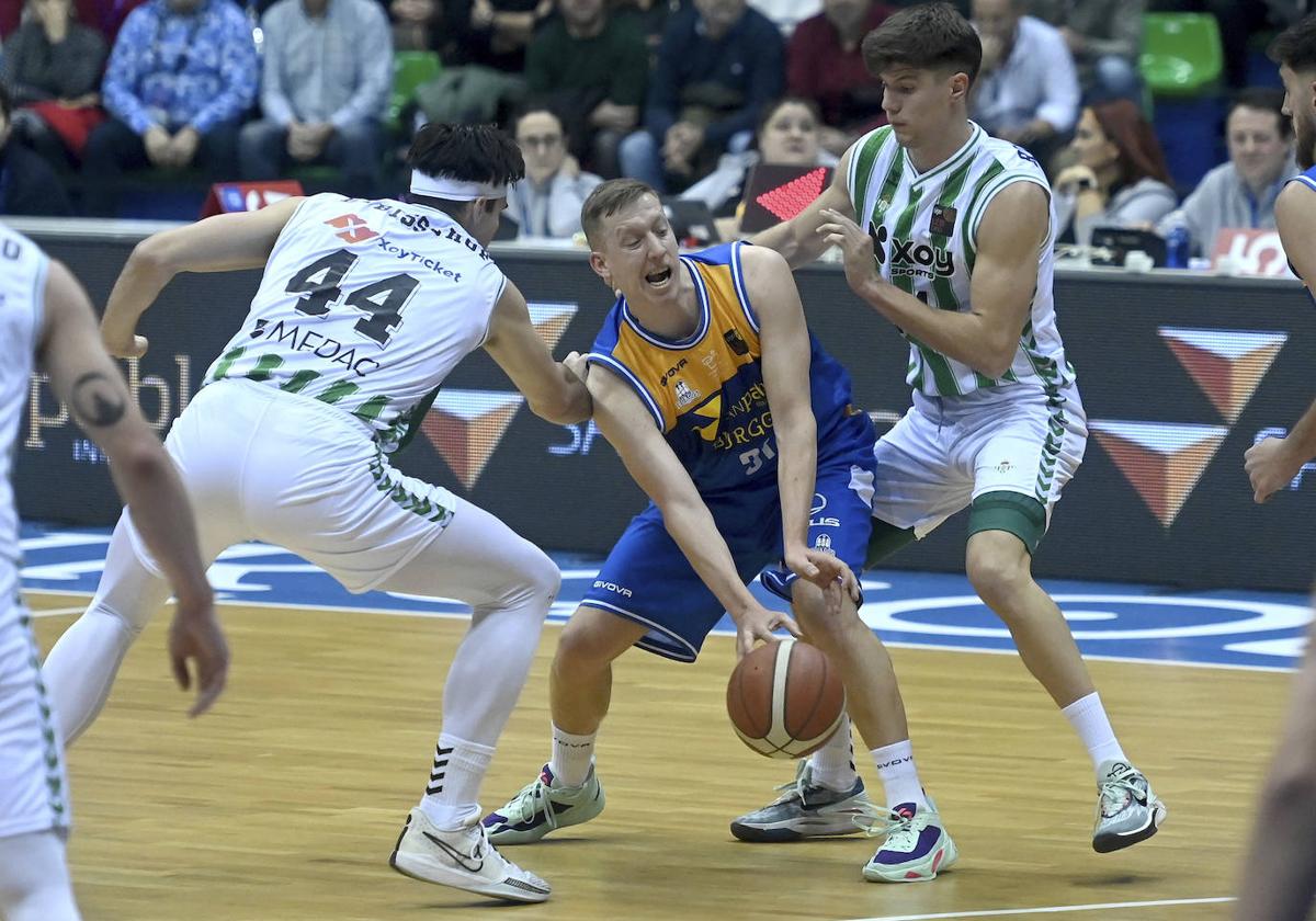 Partido entre el Longevida San Pablo y el Real Betis Baloncesto.