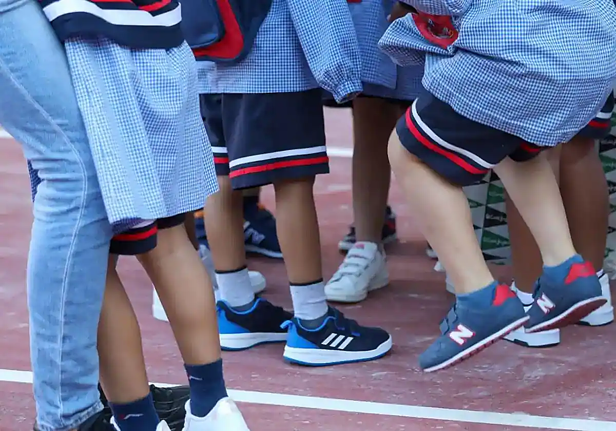 Escolares en el patio de un colegio