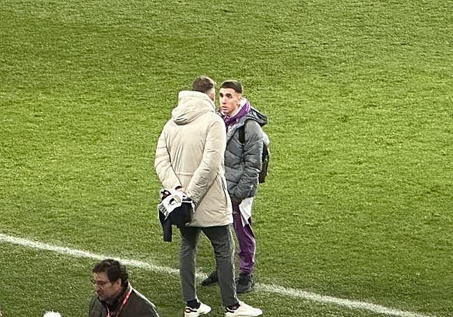 Joni Montiel y Michu han compartido una larga y distendida charla después del derbi sobre el césped de El Plantío