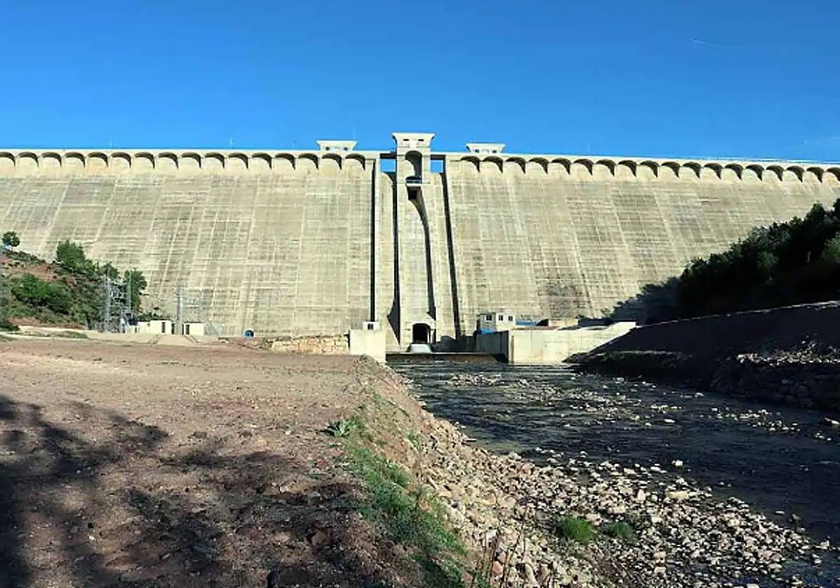Presa de Castrovido desde el lado contrario al embalse.
