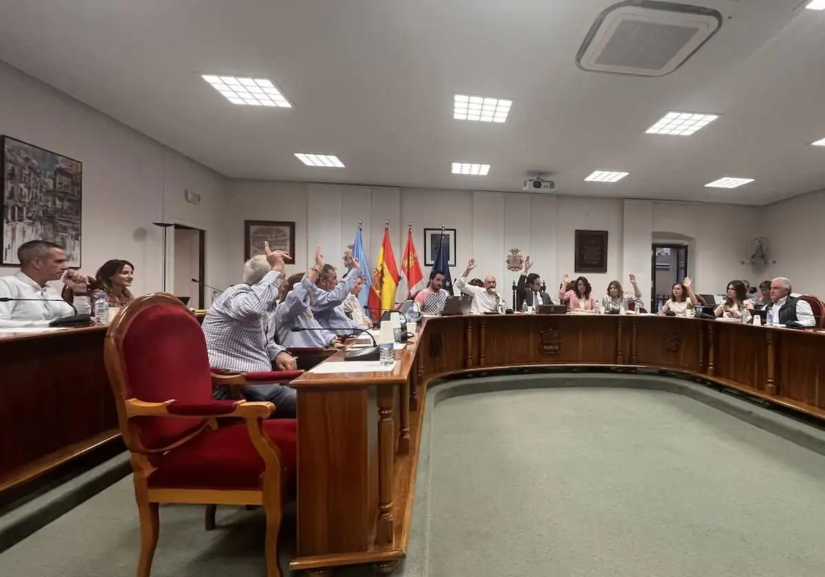 Imagen de archivo de una votación en el Ayuntamiento de Aranda de Duero