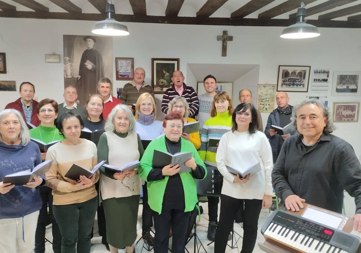 Parte del coro que cantará en Roma con el director, Héctor Díez, a la derecha de la imagen.