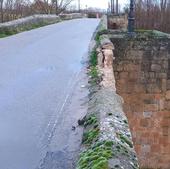 El impacto de un vehículo arrasa parte del puente histórico de Roa