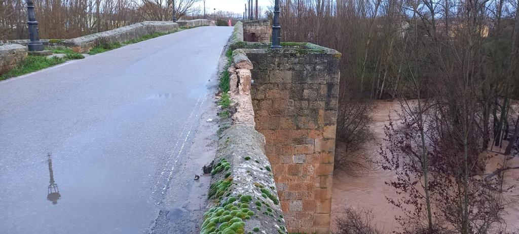 Destrozo en el Puente de Roa tras un accidente de tráfico