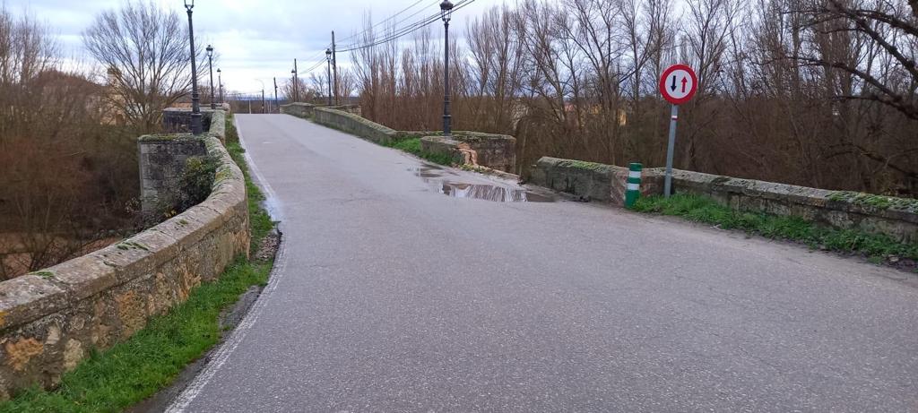 Destrozo en el Puente de Roa tras un accidente de tráfico