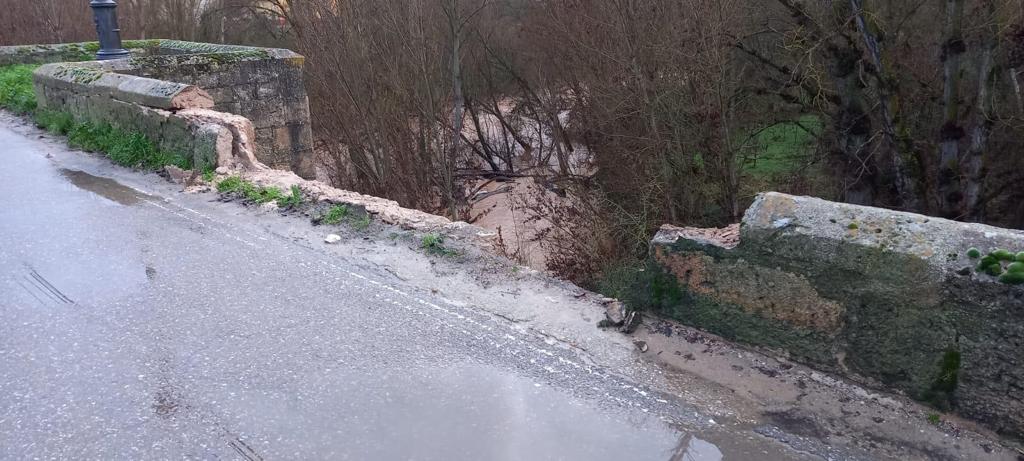 Destrozo en el Puente de Roa tras un accidente de tráfico