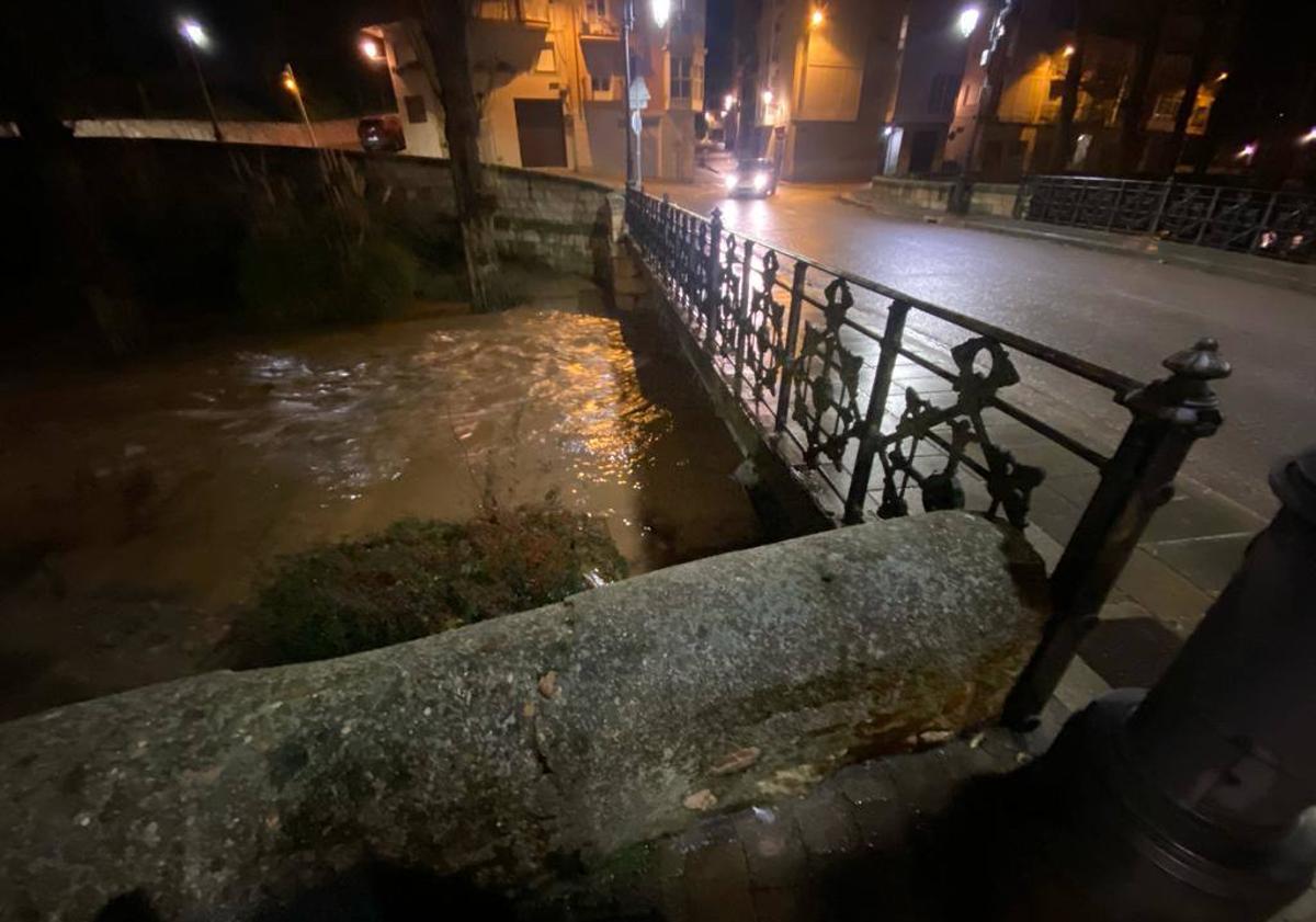 Imagen principal - El Bañuelos y el Duero a su paso por Aranda este miércoles por la noche.