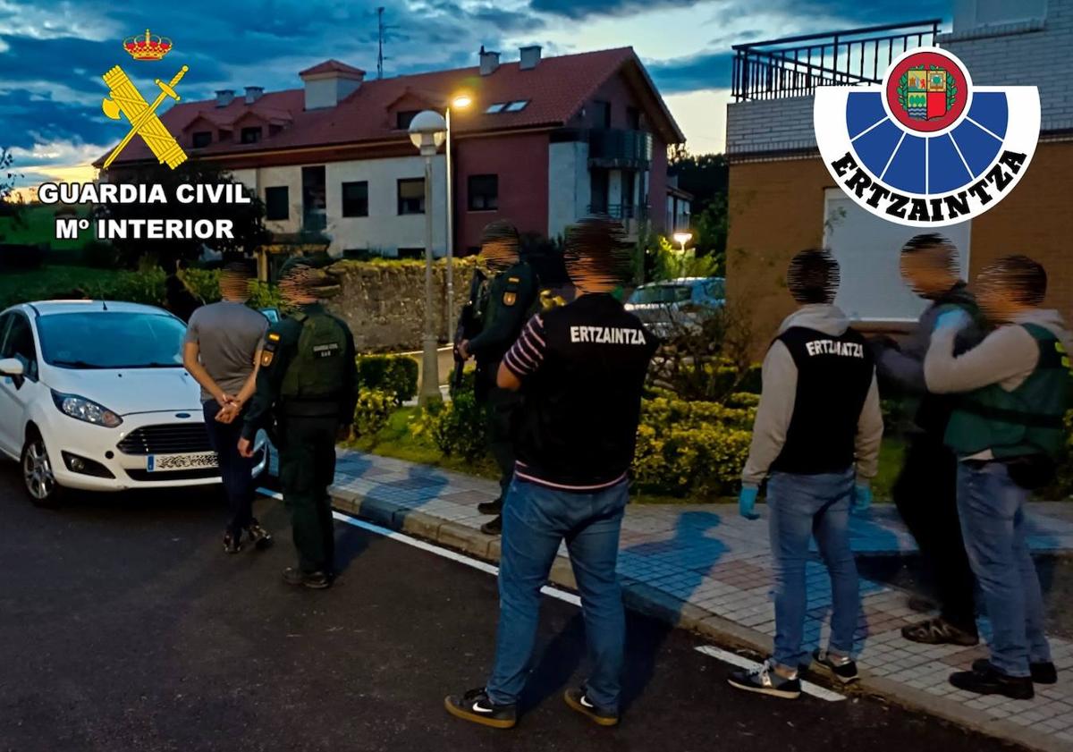 Imagen principal - La Guardia Civil esclarece otros cuatro robos de una banda de ladrones de casas que actuó en Burgos