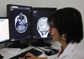 Una doctora examina unas pruebas diagnósticas.