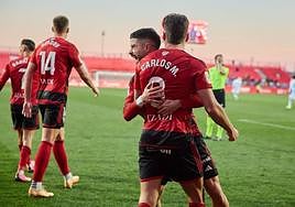 Carlos Martín celebra el gol con sus compañeros.