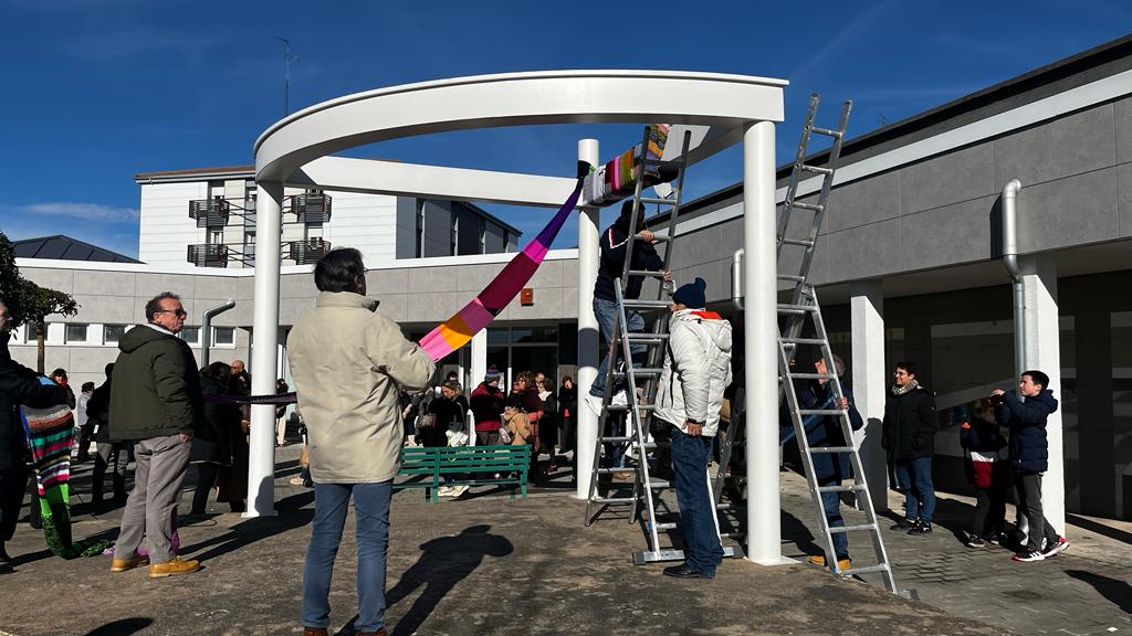 Los vecinos decoran el barrio con esta gran bufanda