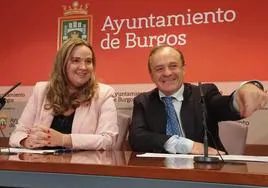 La alcaldesa, Cristina Ayala, junto al portavoz de Vox y vicealcalde, Fernando Martínez-Acitores, en una fotografía de archivo.