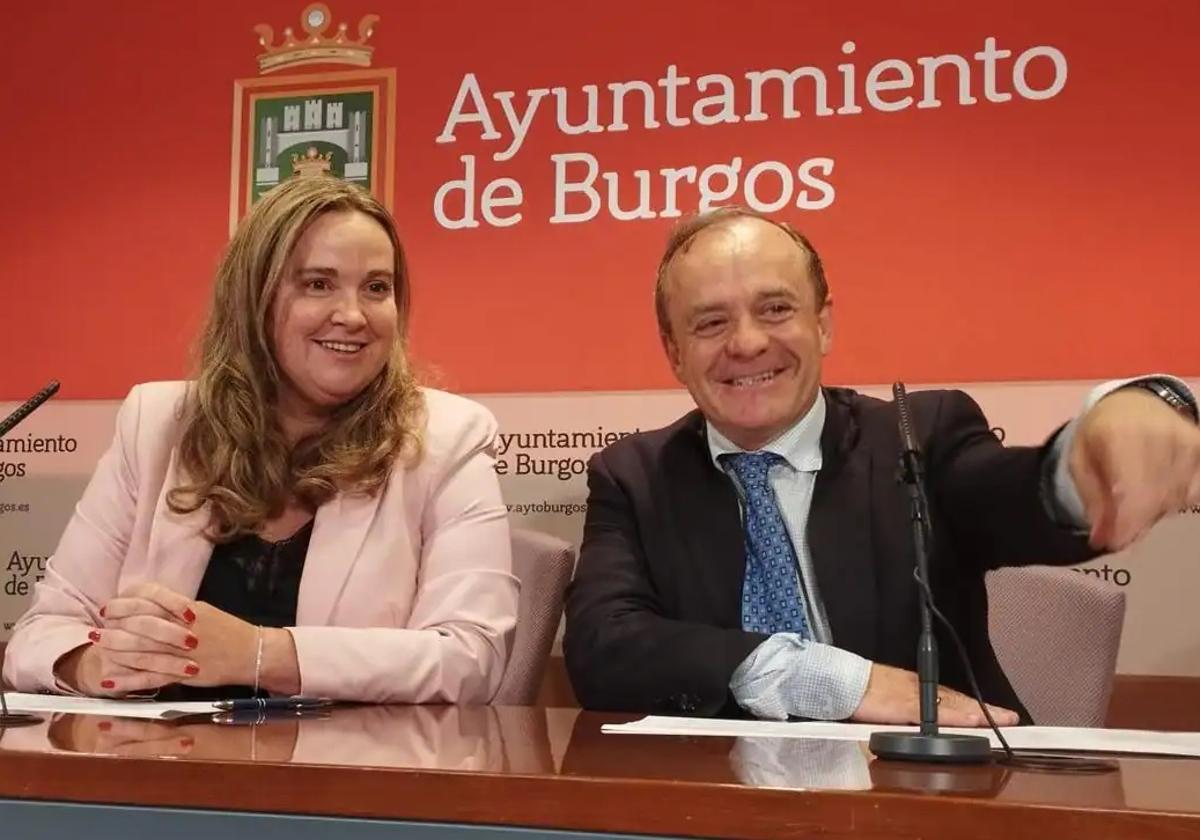 La alcaldesa, Cristina Ayala, junto al portavoz de Vox y vicealcalde, Fernando Martínez-Acitores, en una fotografía de archivo.