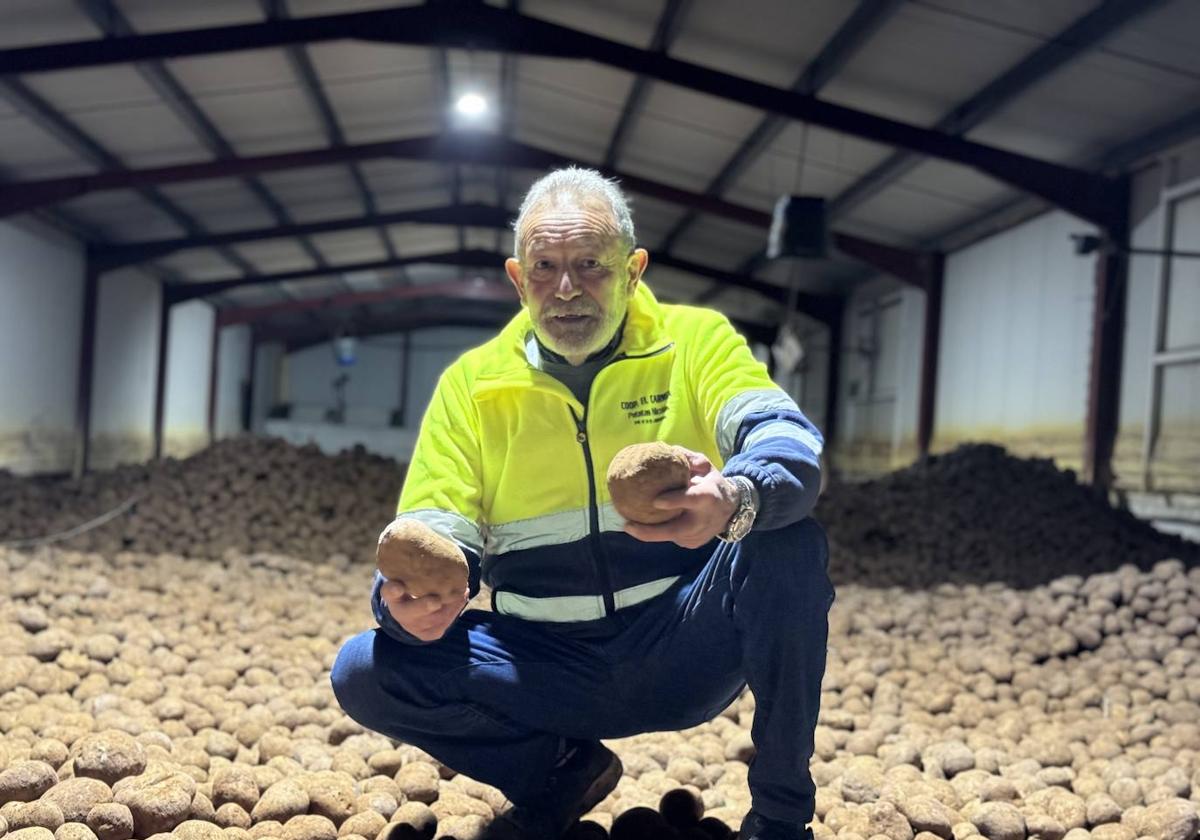 Nicolás Serna en su cooperativa El Carmen de Montorio.